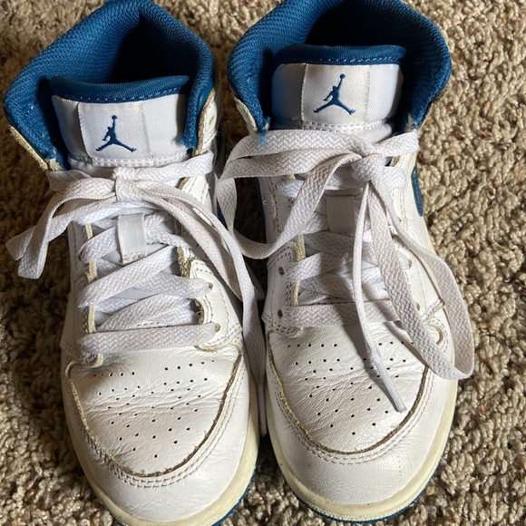 Boys Air Jordan 1 Mids Nike Shoes - Size 13 - Picture 6 of 7